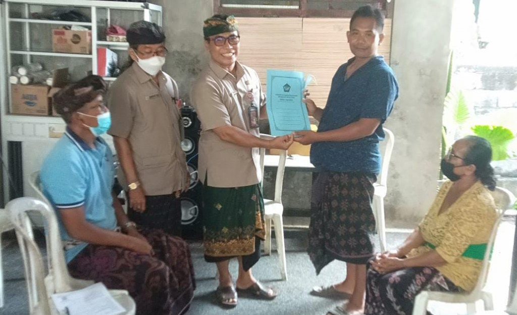 Dalung Smartvillage, Serahkan KK Baru dan Akta Kematian kepada Keluarga di Desa Dalung